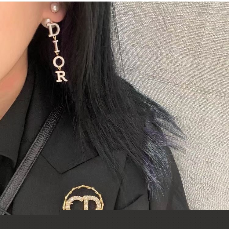 ch**an D*or brooches